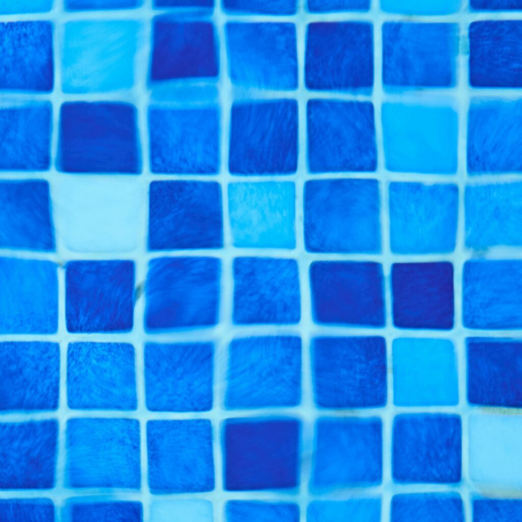 Carrelage bleu d’une piscine, image floue ou estompée