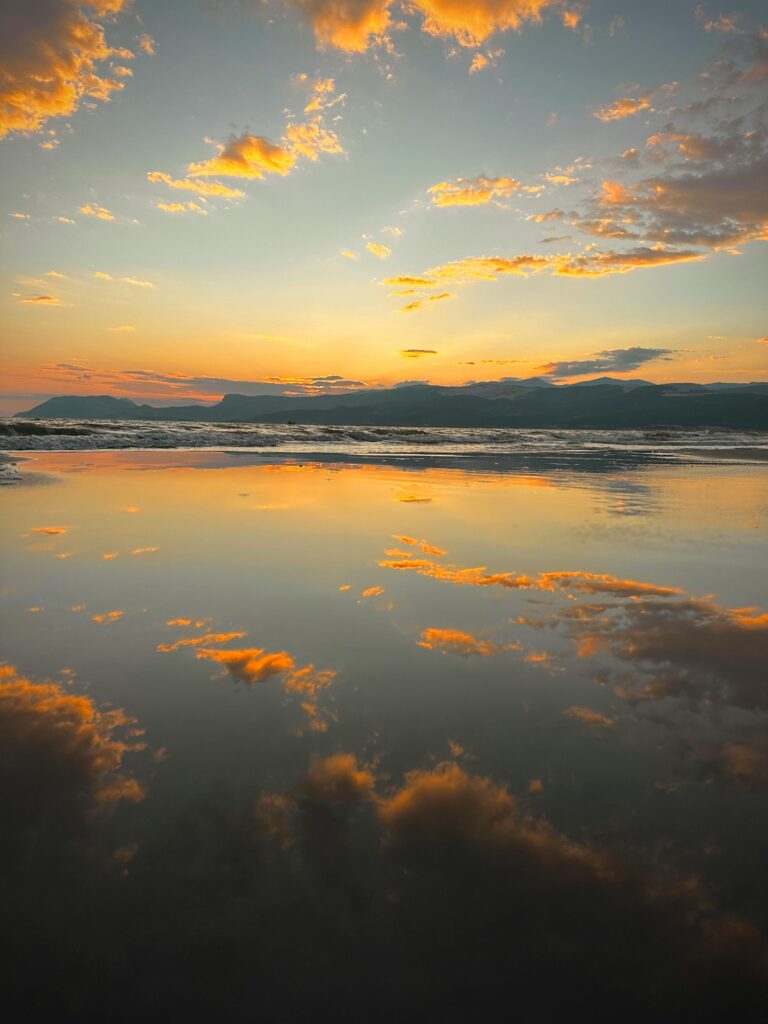 photo d'un paysage magnifique dont l'eau reflet le ciel